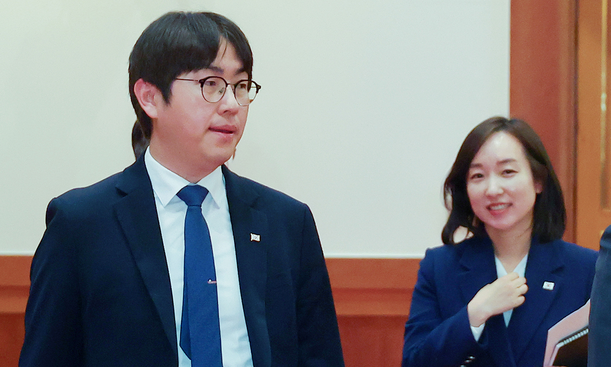 하정우 AI미래기획수석(왼쪽)과 전은수 대변인이 지난 27일 이재명 대통령과 데미스 허사비스 구글 딥마인드 최고경영자(CEO)의 면담이 열리는 청와대 접견실에 들어서고 있다. 연합뉴스