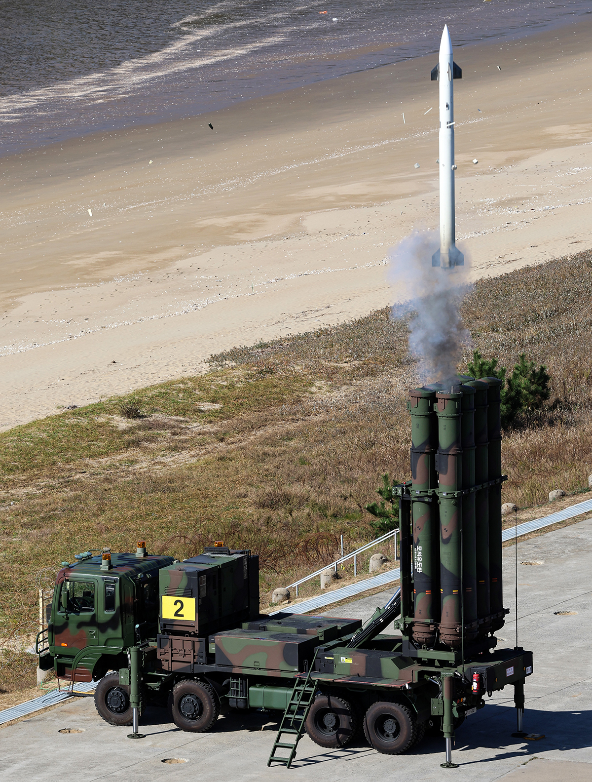 천궁-Ⅱ 발사차량에서 요격미사일이 발사되고 있다. LIG D&amp;A 제공