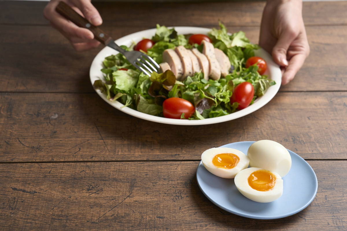 삶은 달걀과 채소 식단. 같은 달걀이라도 가공육·버터·튀김류와 함께 먹는지에 따라 건강 부담은 달라질 수 있다. 게티이미지