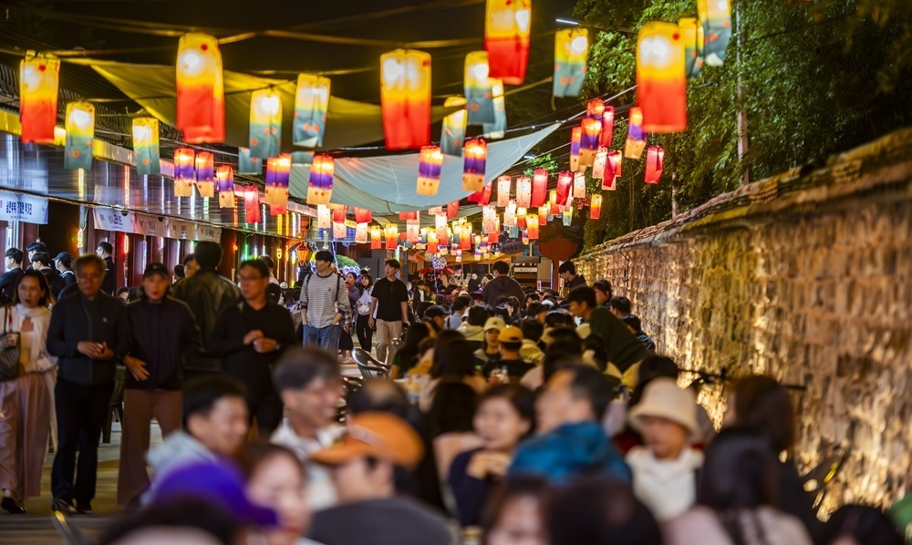 2025년 열린 전북 남원 춘향제 먹거리 코너에 수많은 방문객들이 착한 가격의 음식을 즐기고 있다. 남원시 제공