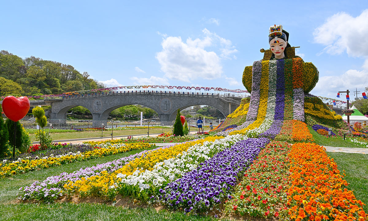 전북 남원 춘향제 무대인 광한루 인근 요천에 춘향을 형상화해 2025년 조성한 꽃밭. 남원시 제공