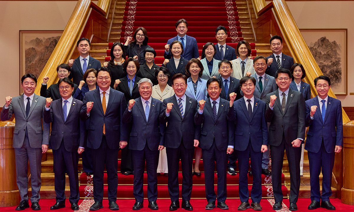 이재명 대통령이 29일 청와대에서 열린 비교섭단체 및 무소속 의원 오찬에 앞서 참석자들과 기념촬영을 하고 있다. 청와대 제공