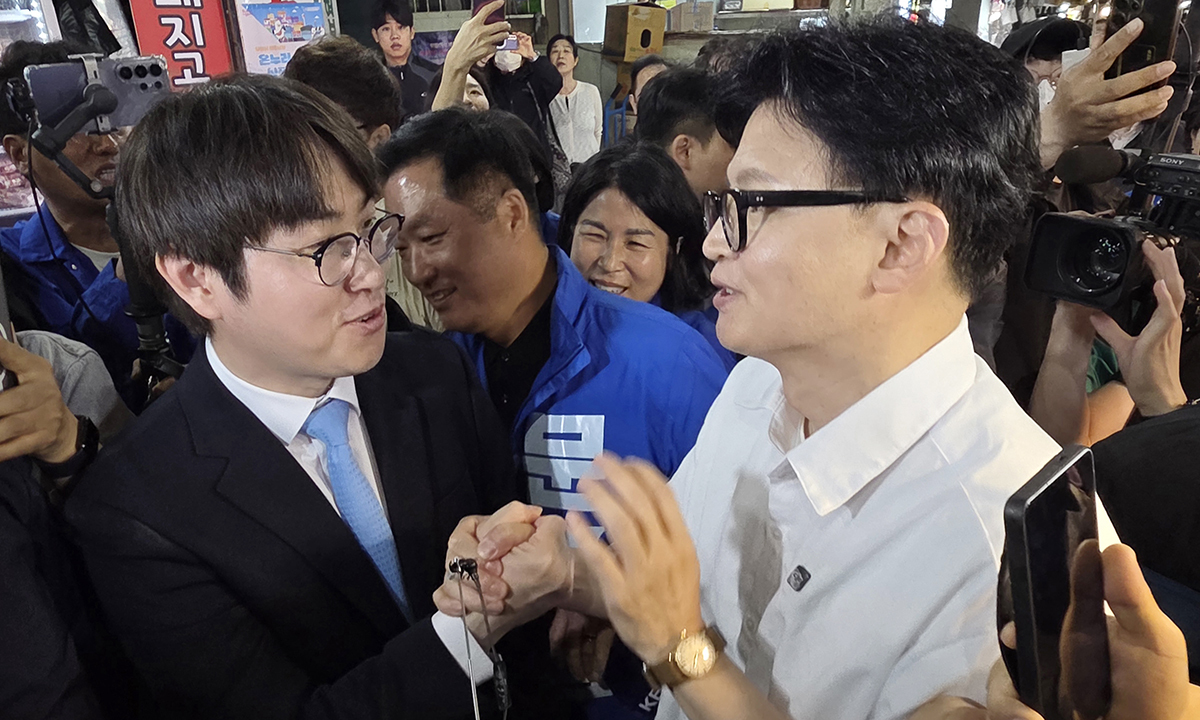 ６·3 지방선거와 함께 치러지는 부산 북갑 보궐선거에 출마하는 하정우 전 청와대 AI 수석과 한동훈 전 국민의힘 대표가 29일 부산 북구 구포시장에서 유세를 펼치던 중 만나 인사하고 있다. 연합뉴스