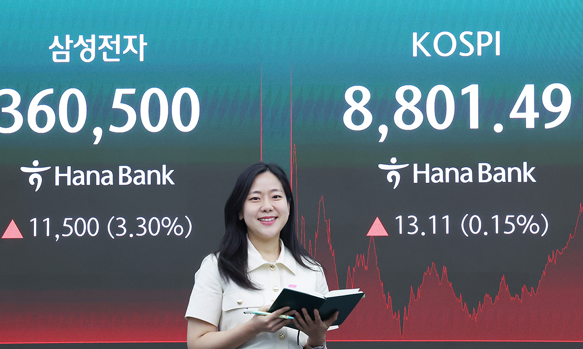 코스피 지수가 8800선을 돌파하며 최고치를 경신한 2일 서울 중구 하나은행 본점 딜링룸 전광판에 종가가 나오고 있다. 이날 코스피는 전일 종가와 비교해 13.11포인트(p)(0.15%) 상승한 8801.49, 코스닥은 전일 대비 24.00포인트(p)(2.29%) 하락한 1026.03로 마감했다. 서울외환시장에서 달러·원 환율은 전일 오후 3시 30분 주간종가 대비 12.1원 오른 1516.4원으로 오후 거래를 마쳤다. 뉴스1