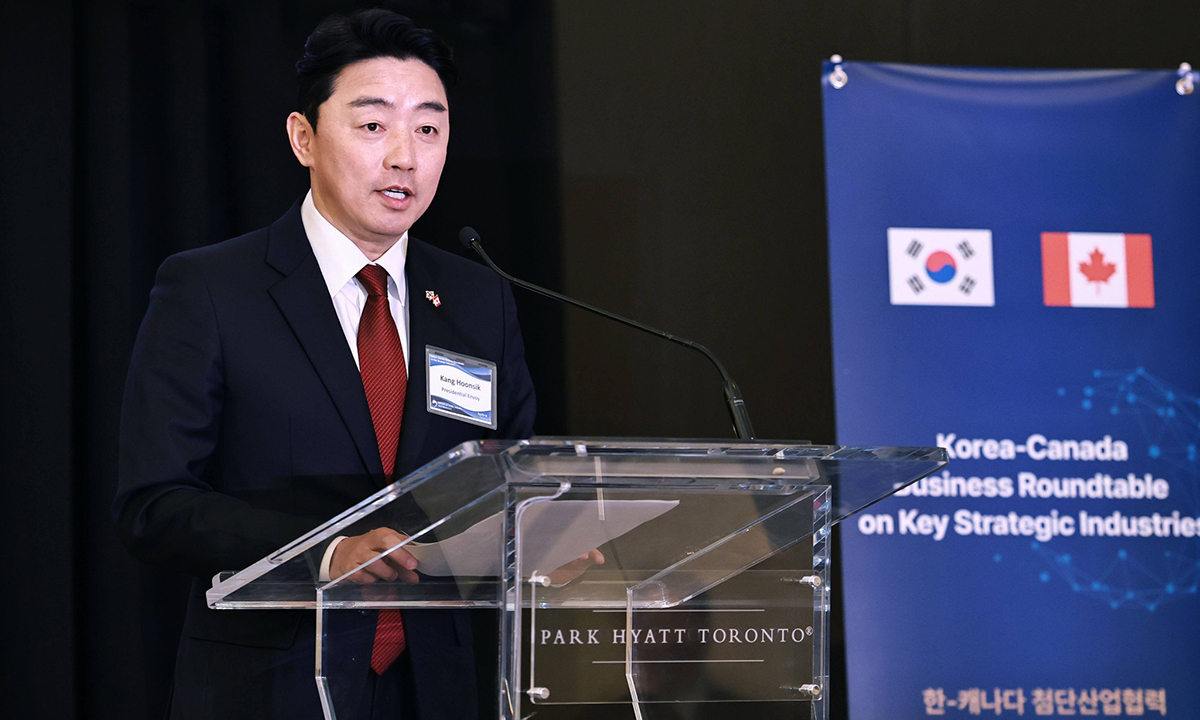 이재명 대통령의 전략경제협력 특사 자격으로 캐나다를 찾은 강훈식 비서실장이 지난 1일(현지시간) 토론토 파크 하얏트 호텔에서 열린 한-캐 첨단산업협력 비즈니스 라운드테이블에서 발언하고 있다. 강훈식 비서실장 SNS 캡처