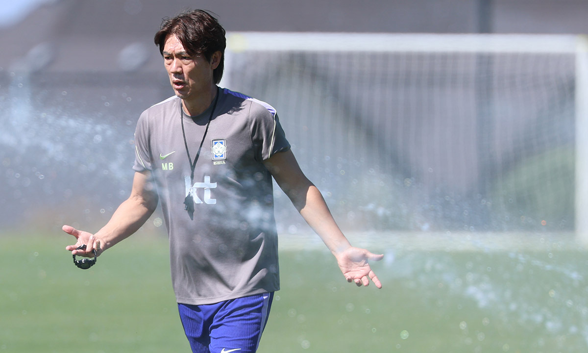 2일(현지시간) 오후 미국 유타주 헤리먼에 위치한 자이언스뱅크 트레이닝센터에서 축구 국가대표팀 홍명보 감독이 훈련을 지시하고 있다. 연합뉴스