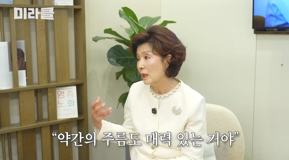 후배들에게도 성형 수술 및 시술을 권하지 않는 윤미라. 유튜브 채널 '윤미라' 영상 캡처