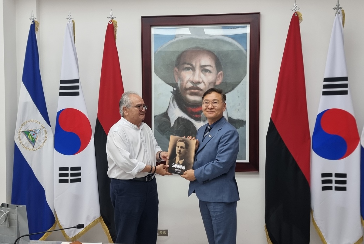 정부는 지난 3월 외교부 중남미국장과 주페루 대사를 지낸 조영준 강원도국제관계대사를 주니카라과 대사로 임명했다. 니카라과 정부가 주한대사관을 철수한 뒤 이뤄진 이례적인 인사로 평가된다. 사진은 조 대사(오른쪽)와 구스타보 포라스 코르테스 니카라과 국회의장. 주니카라과 한국대사관 제공
