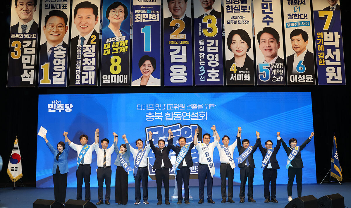 더불어민주당 한병도 대표 직무대행 겸 원내대표가 1일 충북 청주시 CJB미디어센터에서 열린 당대표·최고위원 순회경선 합동연설회에서 당 대표, 최고위원 후보들과 기념 촬영을 하고 있다. 연합뉴스