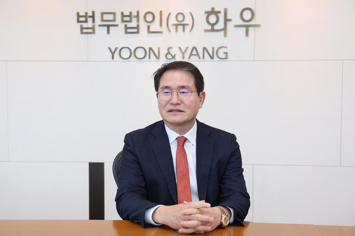 법무법인 화우 이명수 대표변호사가 지난 10일 서울 강남구 사무실에서 산업스파이 가중처벌에 관한 특별법 제정안의 입법 필요성을 설명하고 있다.&nbsp;남정탁 기자