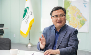 정창수 강북구청장 “북한산 ‘웰니스 관광’ 연계로… 전통시장·골목상권 살릴 것” [서울 구청장에 묻다]