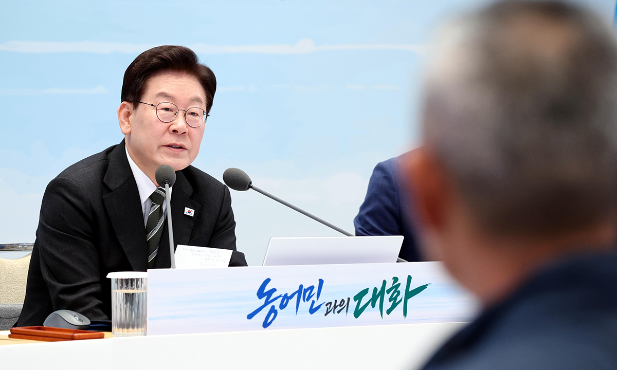 이재명 대통령이 26일 청와대 영빈관에서 열린 '농어민과의 대화'에서 윤일권 전국농민회총연맹 의장의 발언에 대해 답변을 하고 있다. 뉴시스