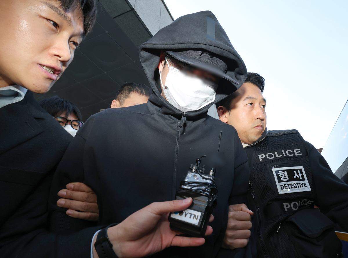 스토킹 피해 신고를 했던 전 연인을 살해한 혐의를 받은 40대 피의자가 27일 대전&nbsp;동부경찰서에서 영장 실질심사를 받기 위해 이동하고 있다. 뉴스1